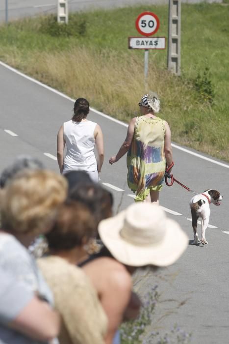 Concentración de los vecinos de Bayas, en Castrillón, contra la presencia de perros en la playa