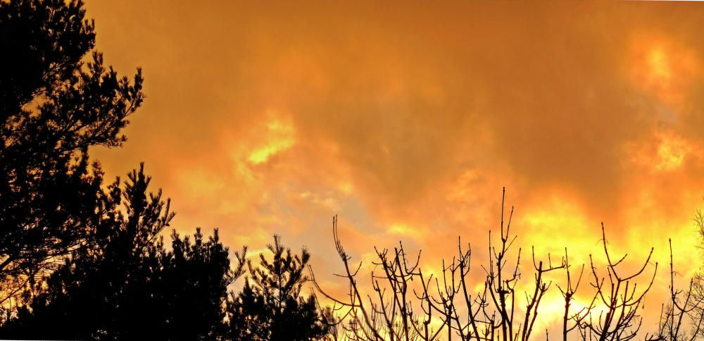 Posta de sol. Sembla ben bé com si hi hagués foc, però sortosament només és una posta de sol al capvespre a Sant Llorenç de Morunys.