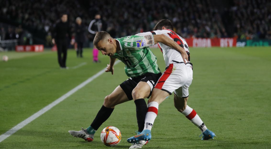 Canales disputa una pelota en la semifinal ante el Rayo.