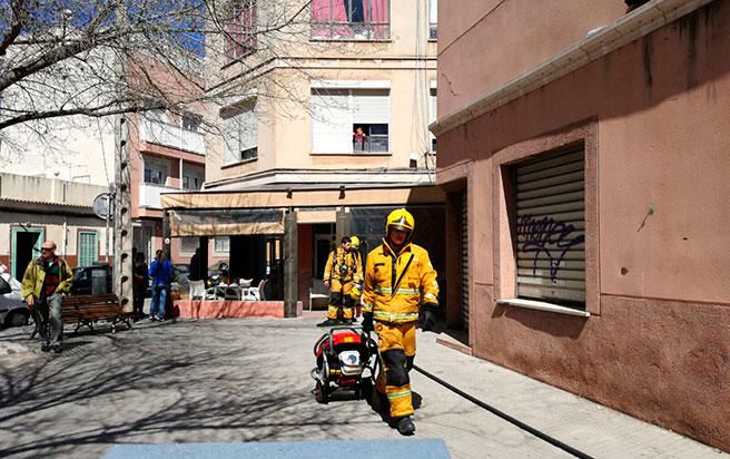 Los bomberos sofocan un incendio en un bar en Palma