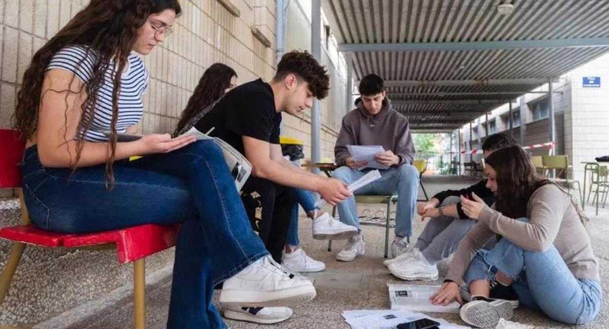 Jóvenes de segundo de Bachillerato estudian antes de un examen de Historia