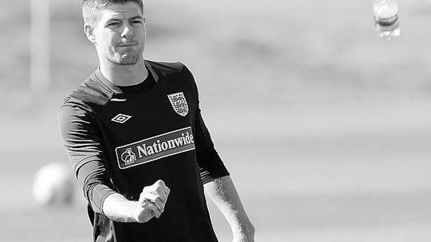 Gerrard lanza un botellín de agua, ayer, en el entrenamiento de la selección inglesa.