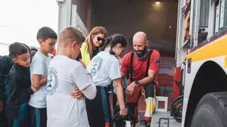 Más de 300 escolares de Lanzarote aprenden prevención y emergencias con los bomberos en el 35º aniversario del servicio