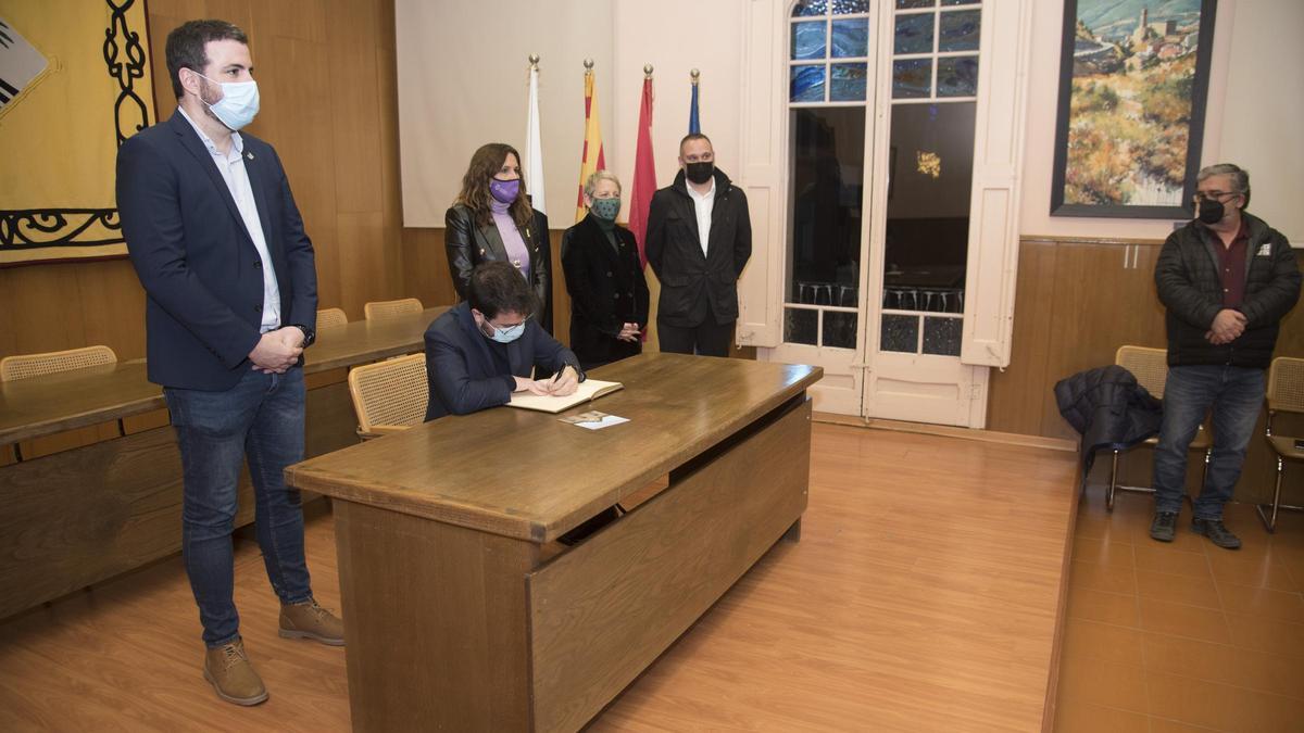 El president Pere Aragonès signant el llibre d’honor de l’ajuntament de Súria, aquest dimarts a la tarda