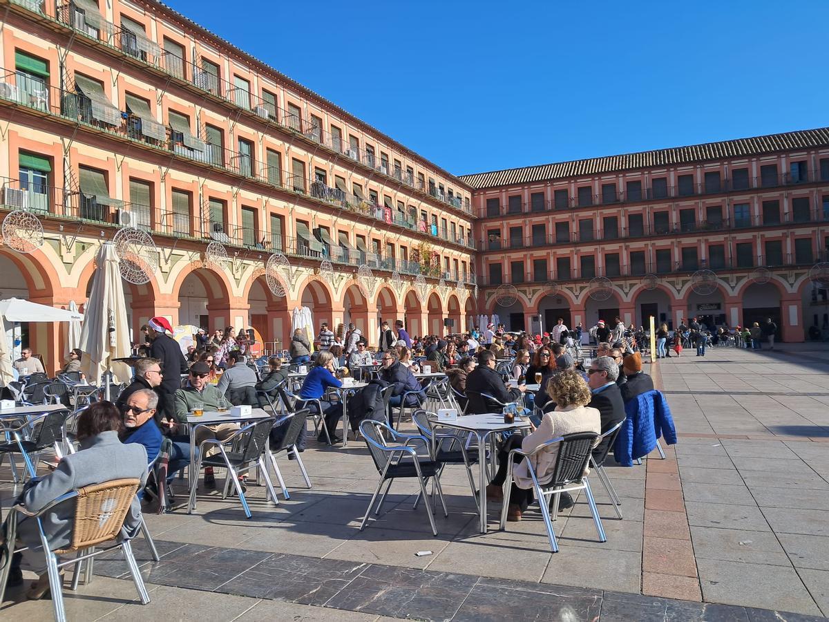 En La Corredera, el magnífico sol calienta a los cordobeses que disfrutan en sus terrazas de la 'Tardebuena'.