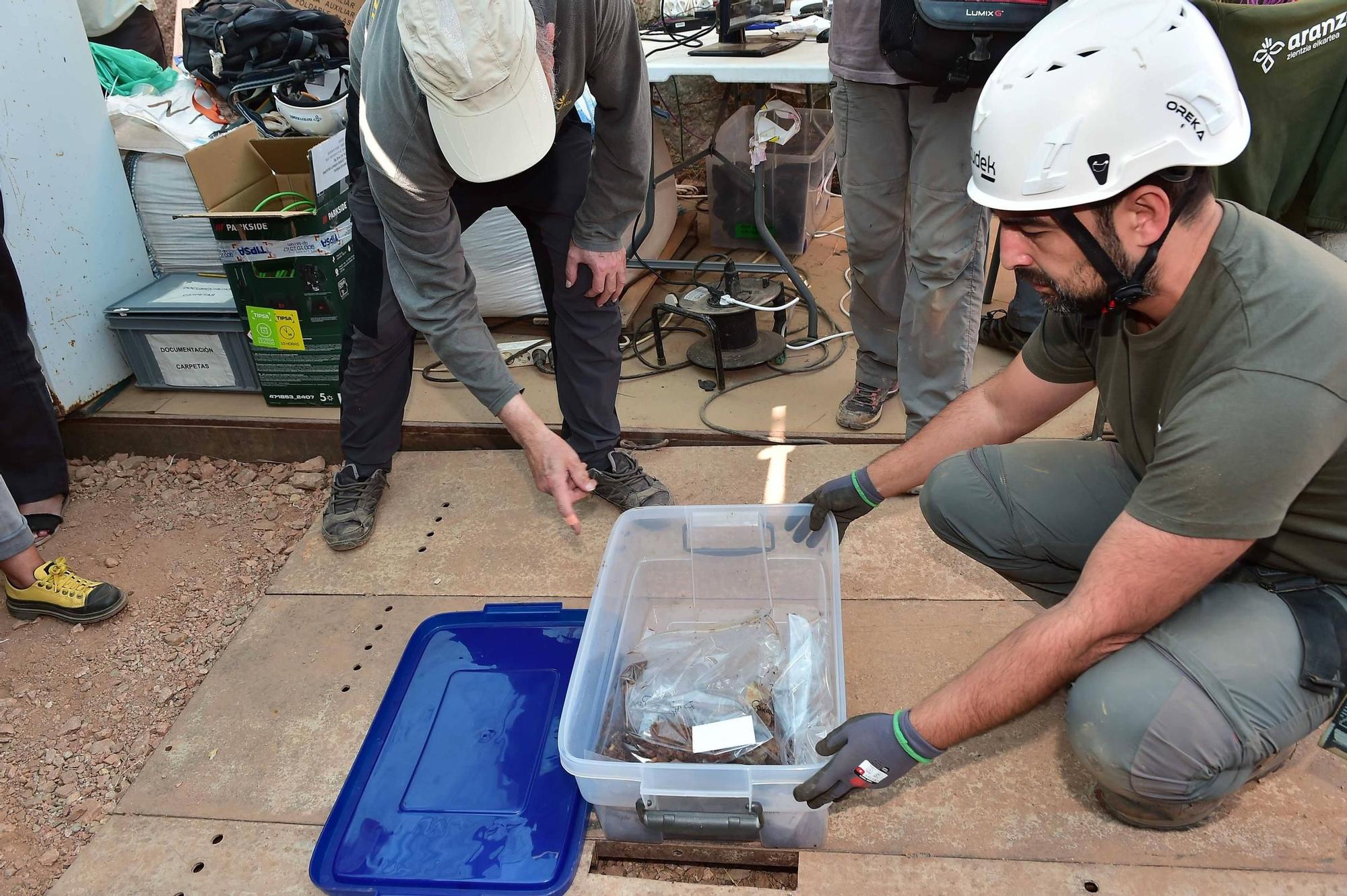 Fotogalería | Las familias de los represaliados de la mina La Paloma presencian las primeras exhumaciones
