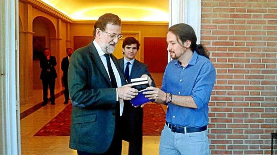 Iglesias va entregar tres llibres a Rajoy just abans de la reunió que van mantenir a la Moncloa