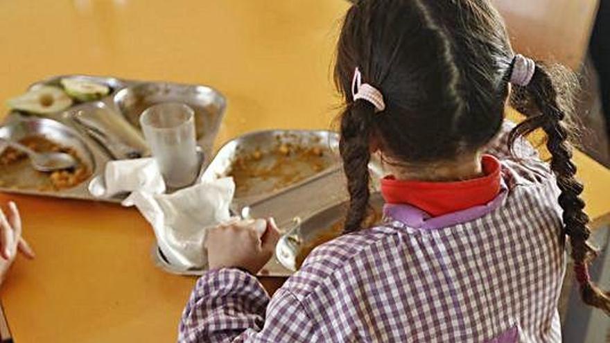 Una alumna en un menjador escolar gironí.