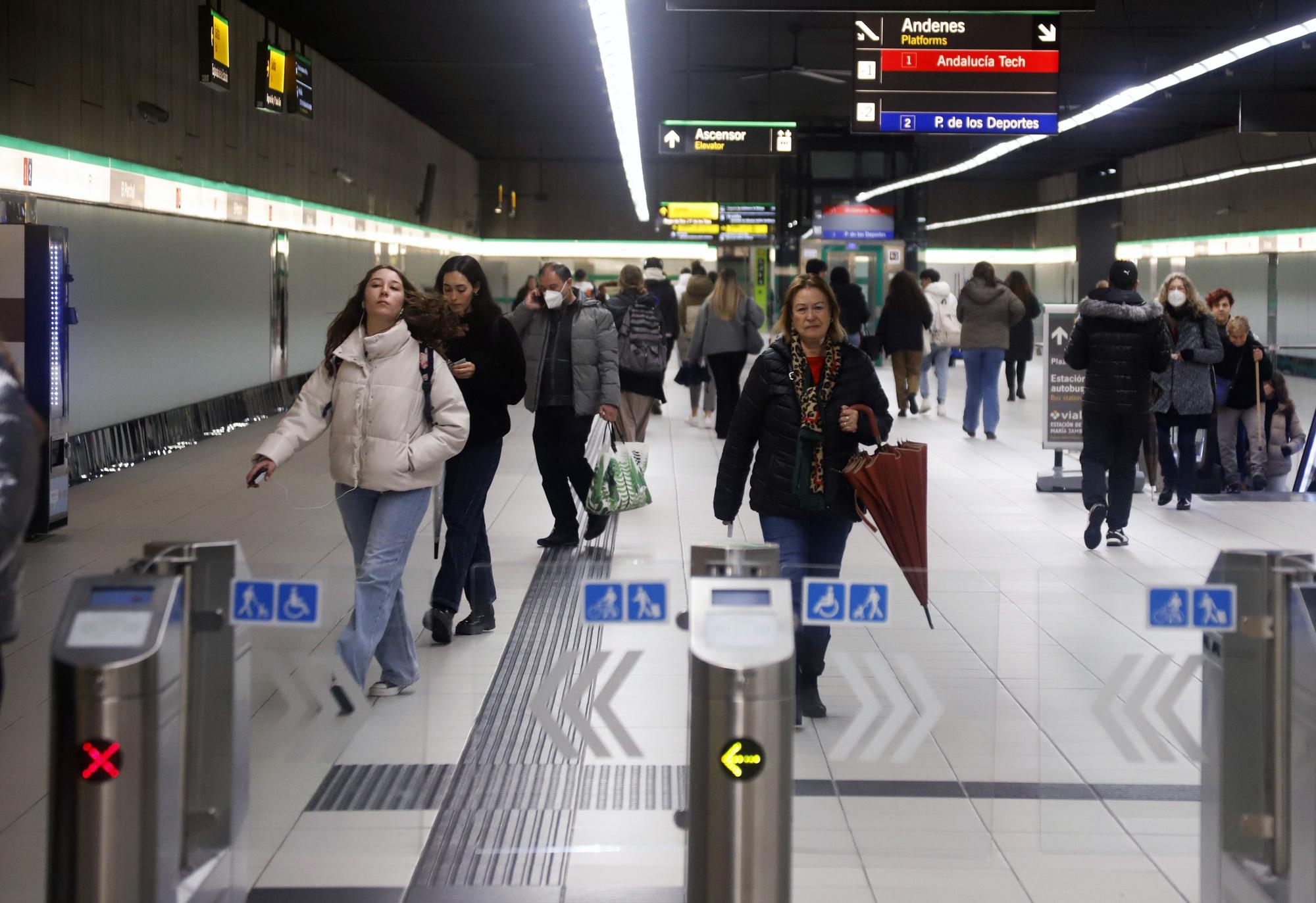 Málaga, el primer día sin mascarillas en el transporte público, en imágenes