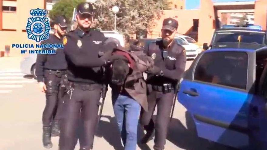 Un joven mata a su madre en Madrid, la descuartiza y se come parte de los restos