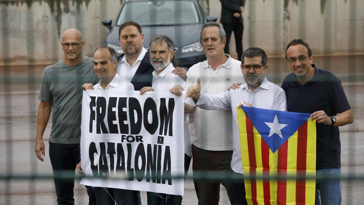 Els set presos independentistes de Lledoners surten de la presó després dels indults