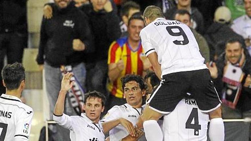 La temporada 2012/2013 del Valencia CF está marcada por el papel irregular que está haciendo el equipo