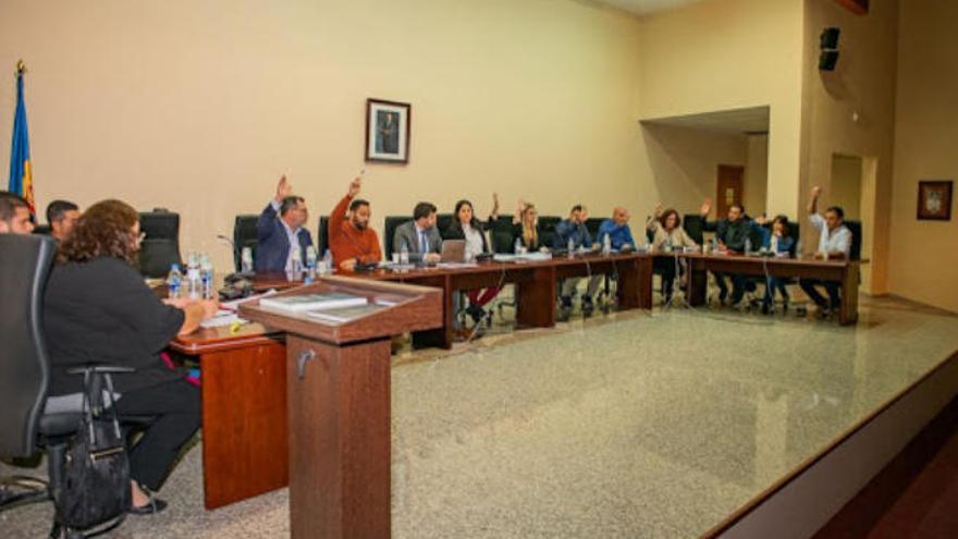 Imagen de un pleno celebrado en el Ayuntamiento de Tuineje. Junto a la alcaldesa, Esther Hernández (c), el secretario del Consistorio sureño.