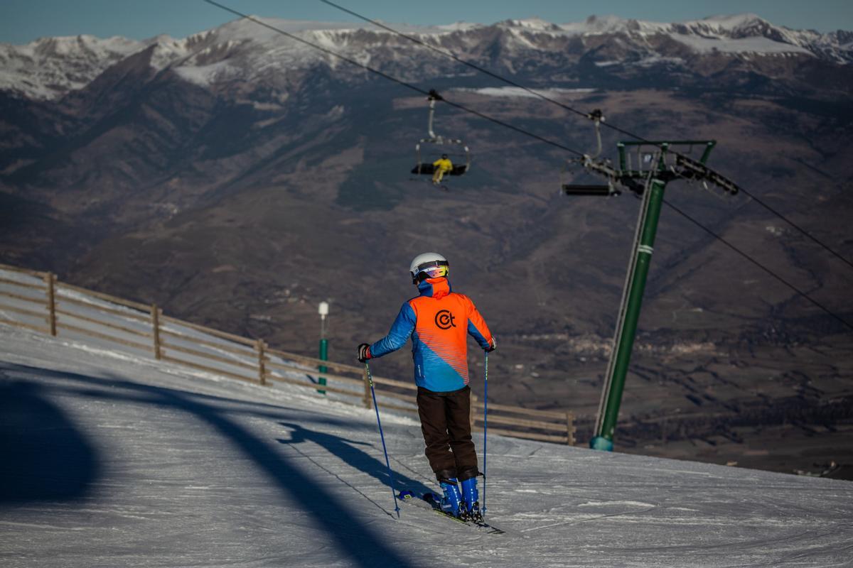 El aumento de las temperaturas significa que la gran mayoría de las estaciones de esquí del mundo ya dependen de la nieve artificial para aumentar la capa de nieve y prolongar la temporada, pero una racha récord de clima templado a fines de diciembre significa que incluso la nieve artificial ya no es posible en algunas áreas como en La Molina