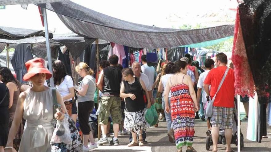 Mercadillo de los martes en su actual ubicación en el recinto ferial de Ifeza.