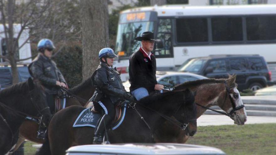 El secretario de Interior de EEUU acude a caballo a su primer día de trabajo