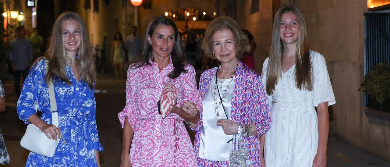 La reina luciendo un polémico vestido, con sus hijas y doña Sofía.