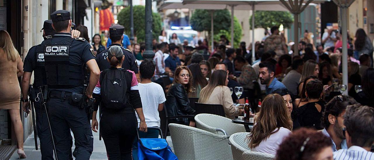 Ambiente en Castaños, calle afectada por la sentencia, con el fin de las restricciones del covid. |