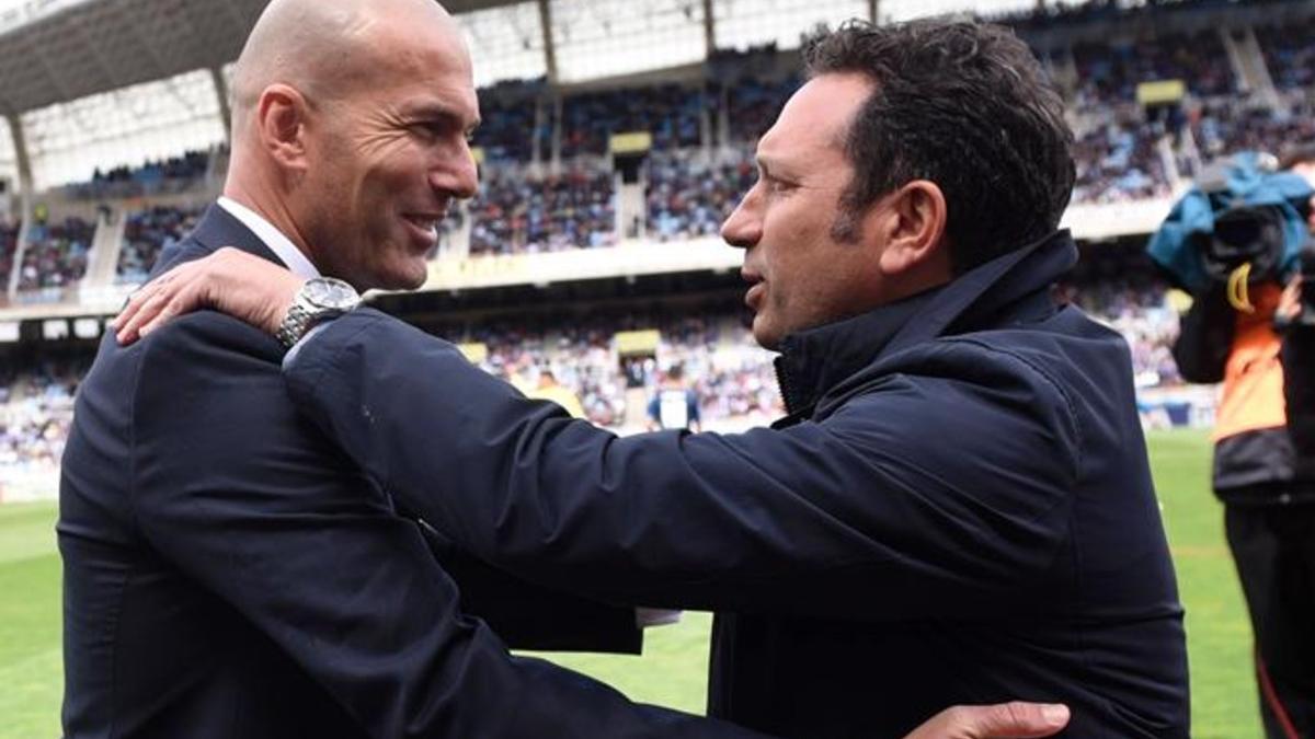 Eusebio y Zidane se saludan antes del partido de Anoeta