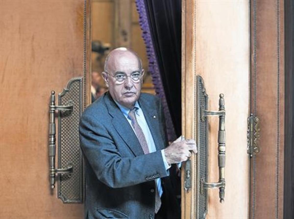 El conseller de Salut, Boi Ruiz, surt de l’hemicicle del Parlament, el 30 d’abril.