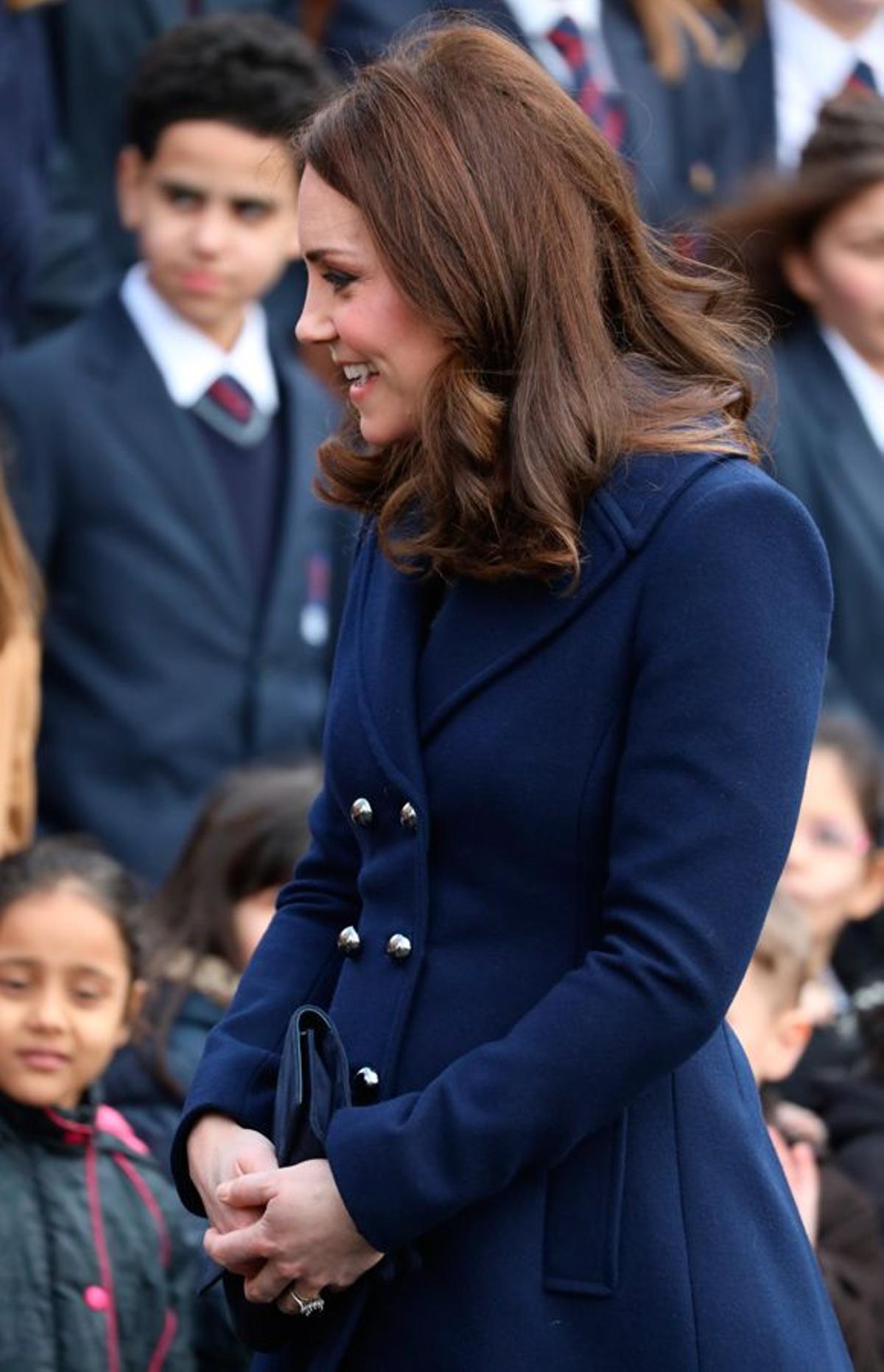 Kate Middleton con abrigo de Hobbs visitando la escuela Reach Academy Feltham
