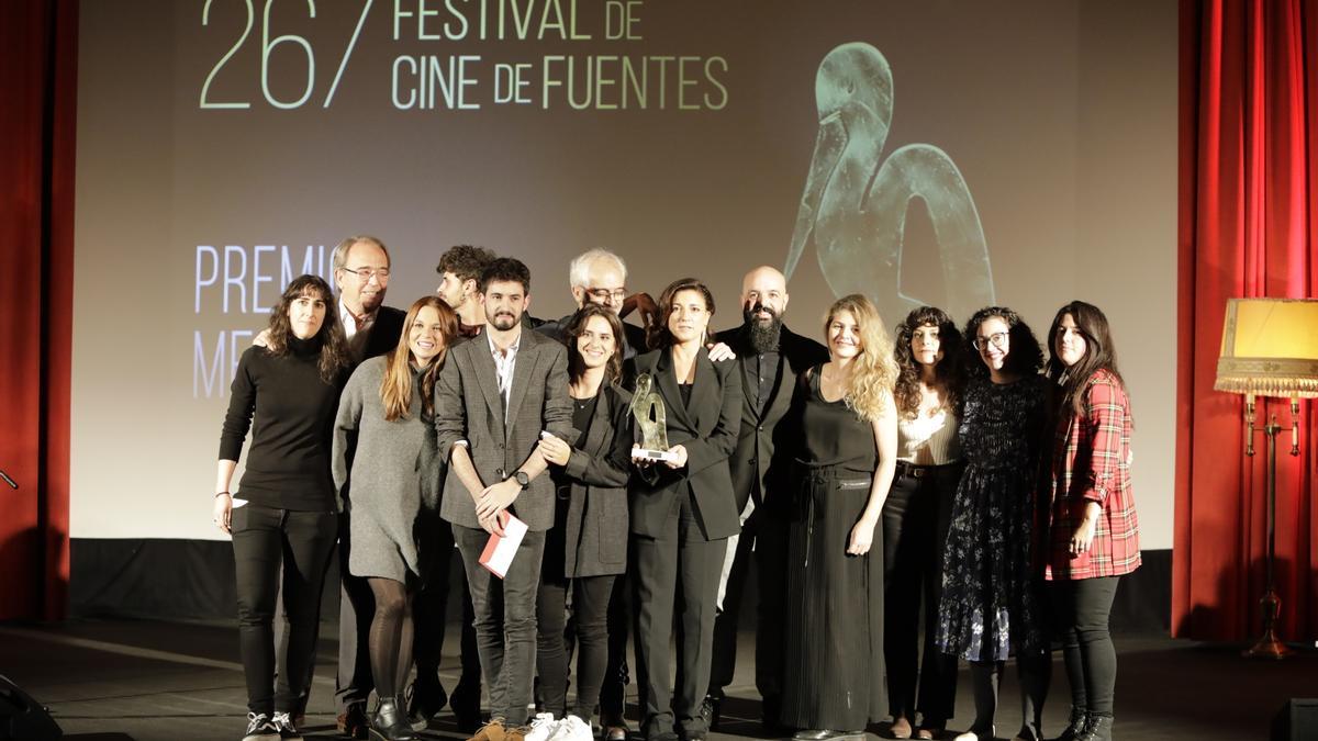 Miguel Casanova (con un sobre en la mano) ha ganado el premio a mejor cortometraje por &#039;No te verán correr&#039;. En la imagen posa con parte de su equipo y otros galardonados en el festival.