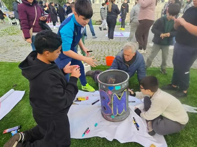 FOTOS | Alumnos de los colegios Cerro de Reyes y Pastor Sito pintan de violeta el barrio por el 8M