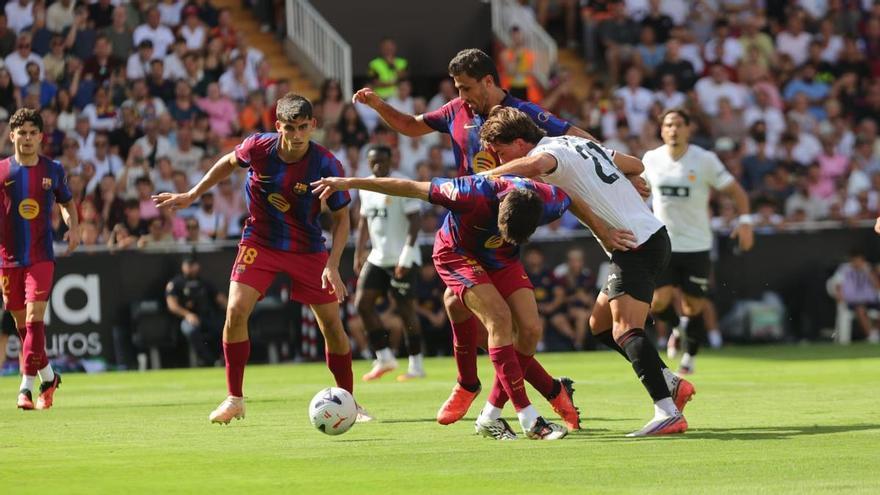 La primera parte del Valencia CF - FC Barcelona en Mestalla, en imágenes