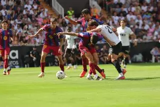 La primera parte del Valencia CF - FC Barcelona en Mestalla, en imágenes