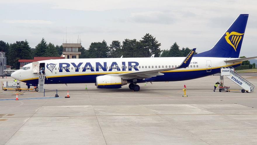 Uno de los aviones de la compañía Ryanair tras aterrizar en el aeropuerto de Peinador (Vigo). |   // M. G. B.