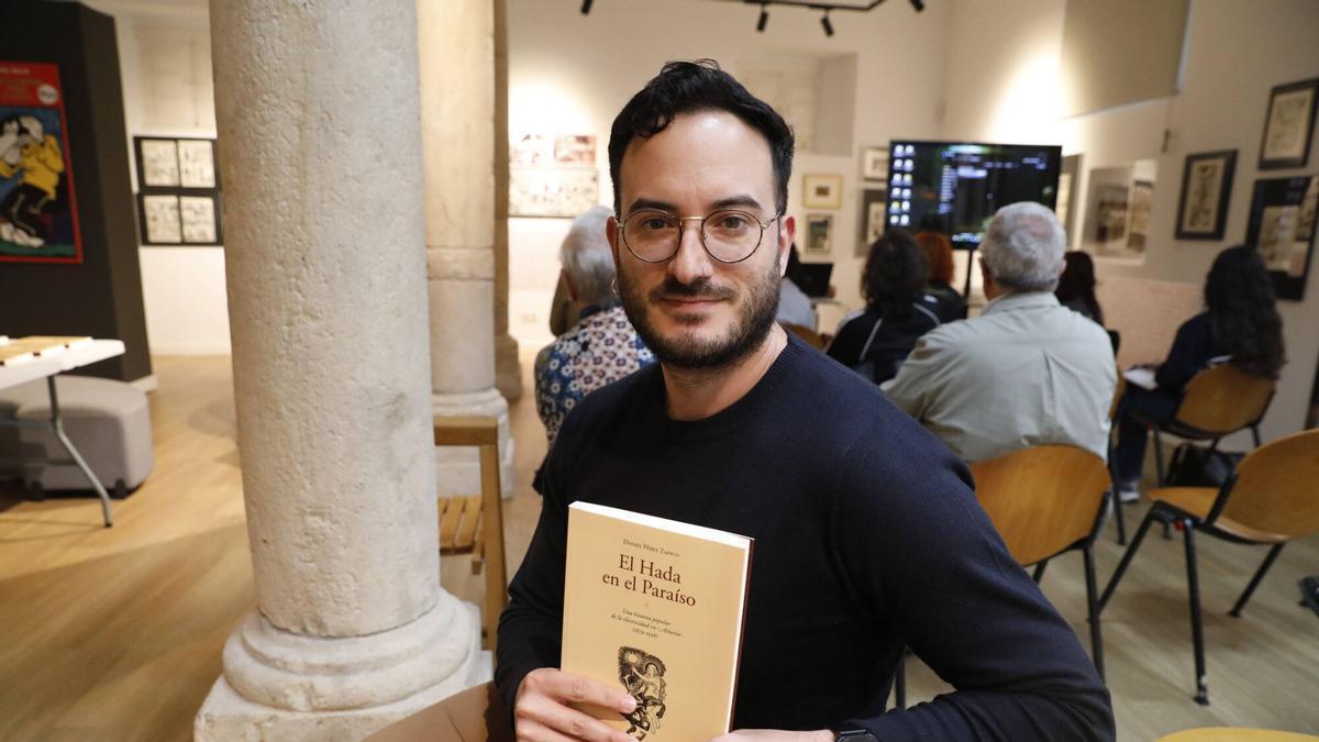 Daniel Pérez Zapico junto a su libro "El hada en el paraíso".
