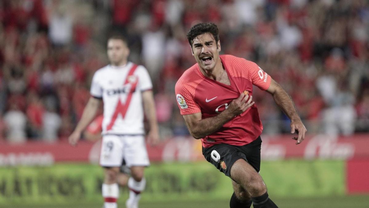 Abdón Prats celebra su gol durante el partido Real Mallorca - Rayo Vallecano