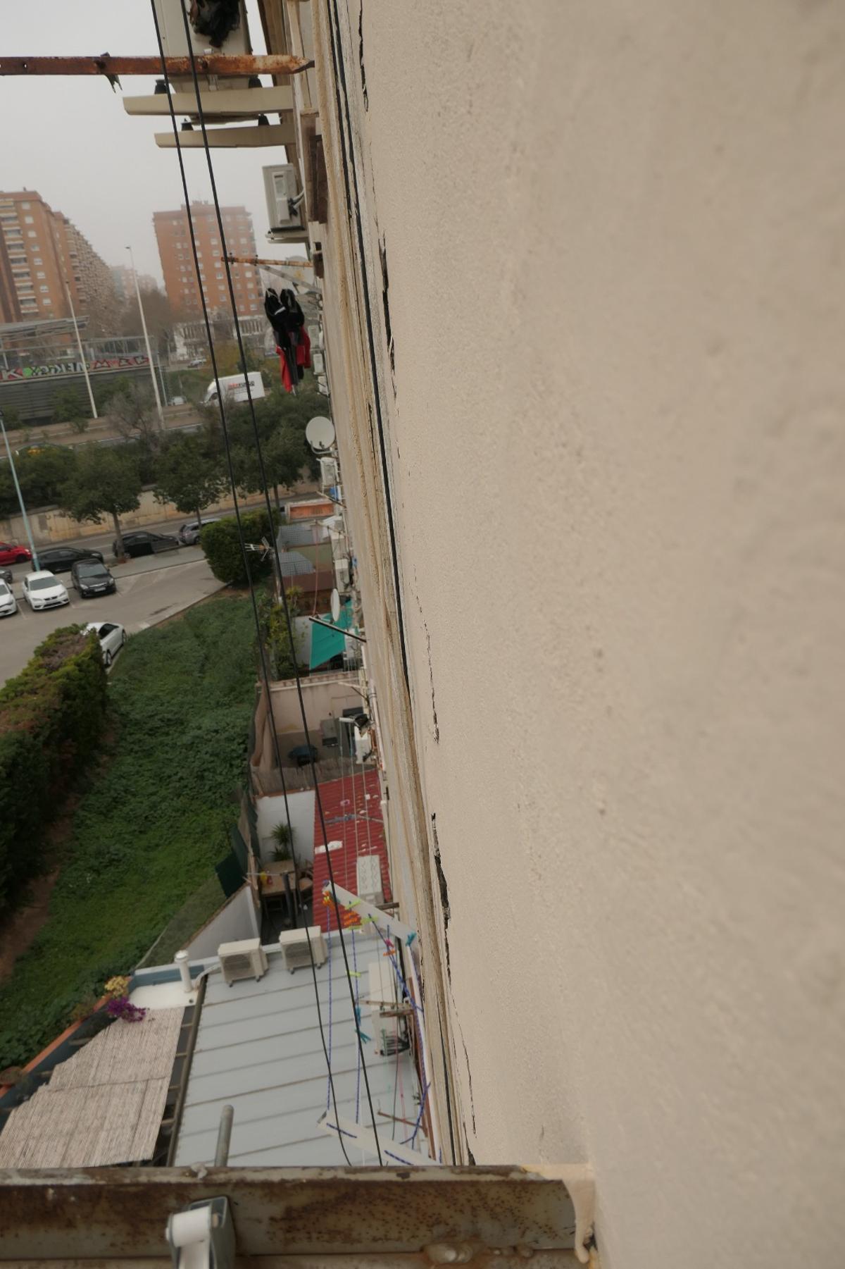 Una vista lateral de la grieta del número 7 de la calle Canigó permite comprobar su profundidad