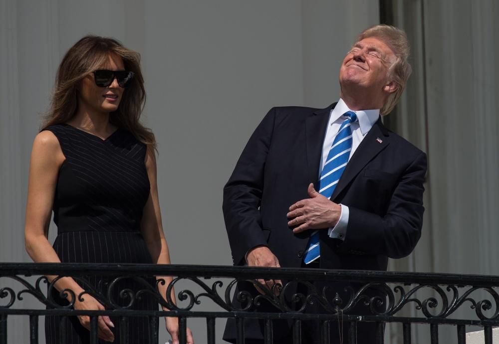 Trump, expuesto siempre a los medios de comunicación, a los que descalifica habitualmente, ha protagonizado momentos hilarantes, como cuando contempló el eclipse de Sol del pasado 21 de agosto sin gafas en presencia de su esposa Melania. AFP