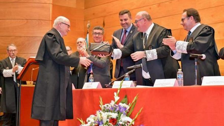 El Colegio de Abogados de Sueca durante la entrega de reconocimientos en Cullera.