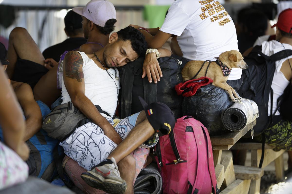 Miles de inmigrantes venezolanos varados en selva de Panamá por cierre terrestre en EE.UU