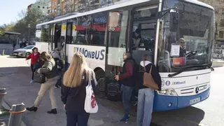 Los autobuses de la línea Alcoi-Xàtiva se estrenan con largas demoras