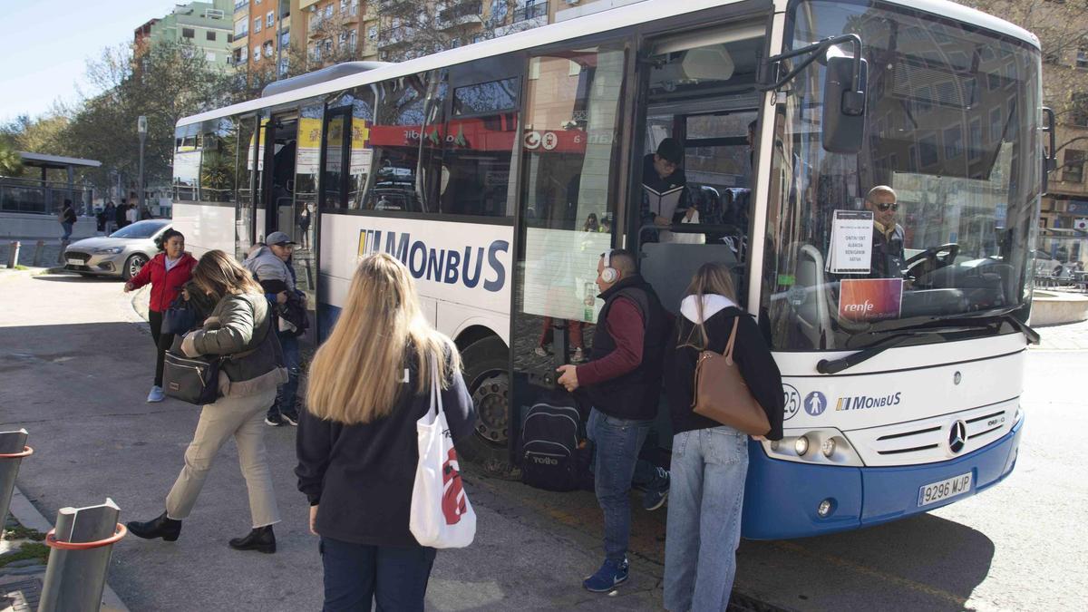 Los primeros autobuses de la línea Xàtiva-Alcoi llegan con retraso