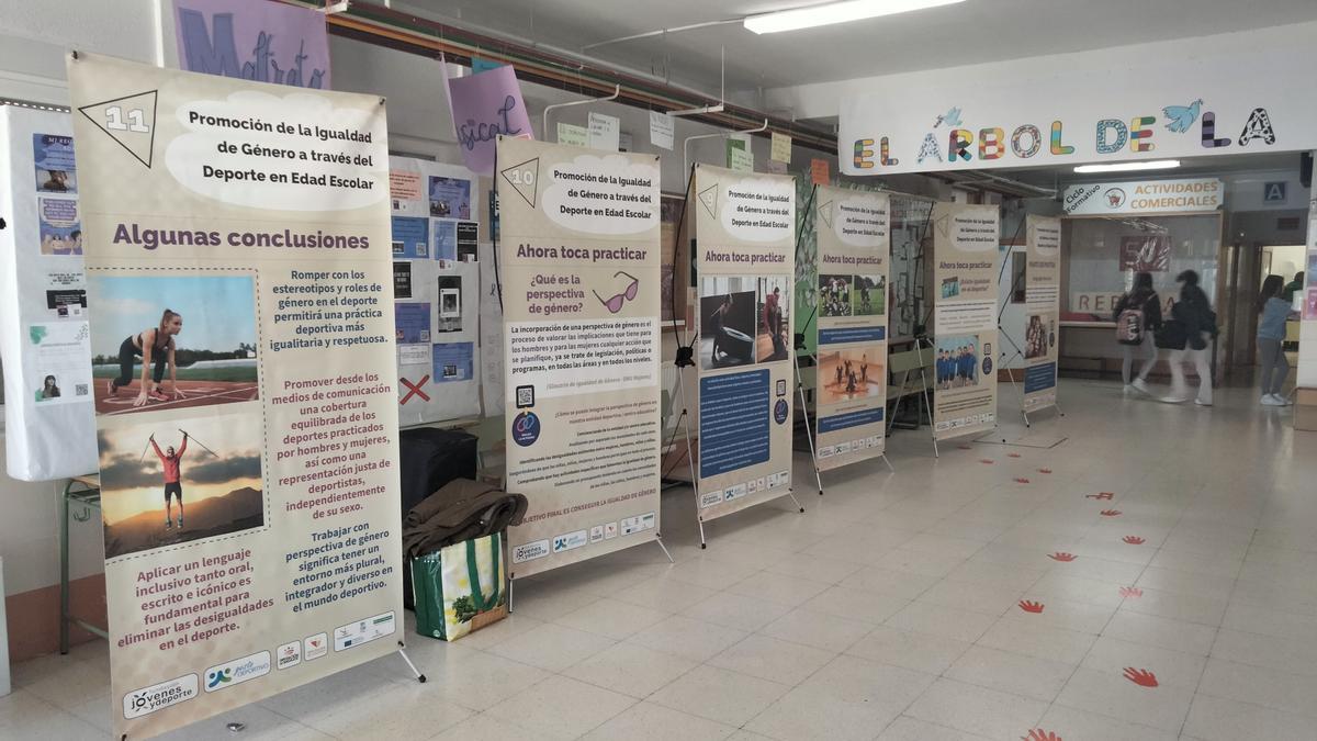 Exposición instalada este año en uno de los centros dentro de las actividades del programa de Igualdad.