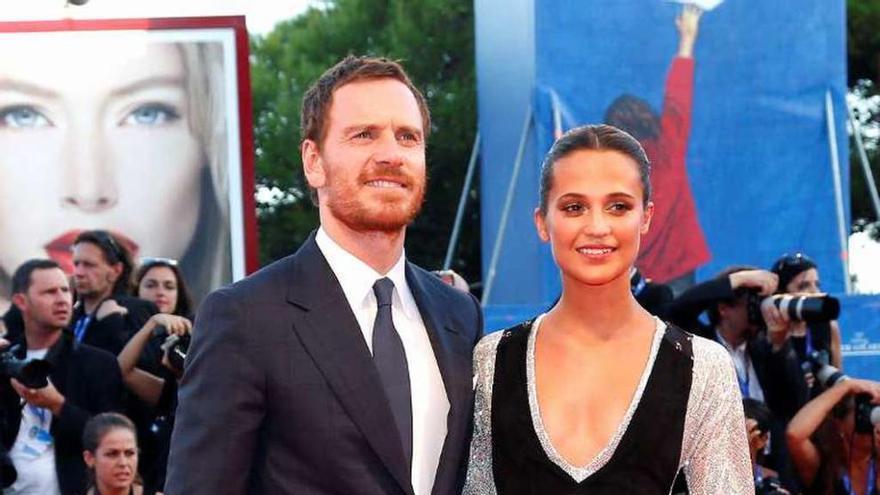 Fassbender y Vikander, ayer, en Venecia.