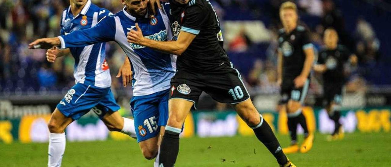 Maxi Gómez yace en el suelo tras un enfrentamiento con Hermoso. // LOF