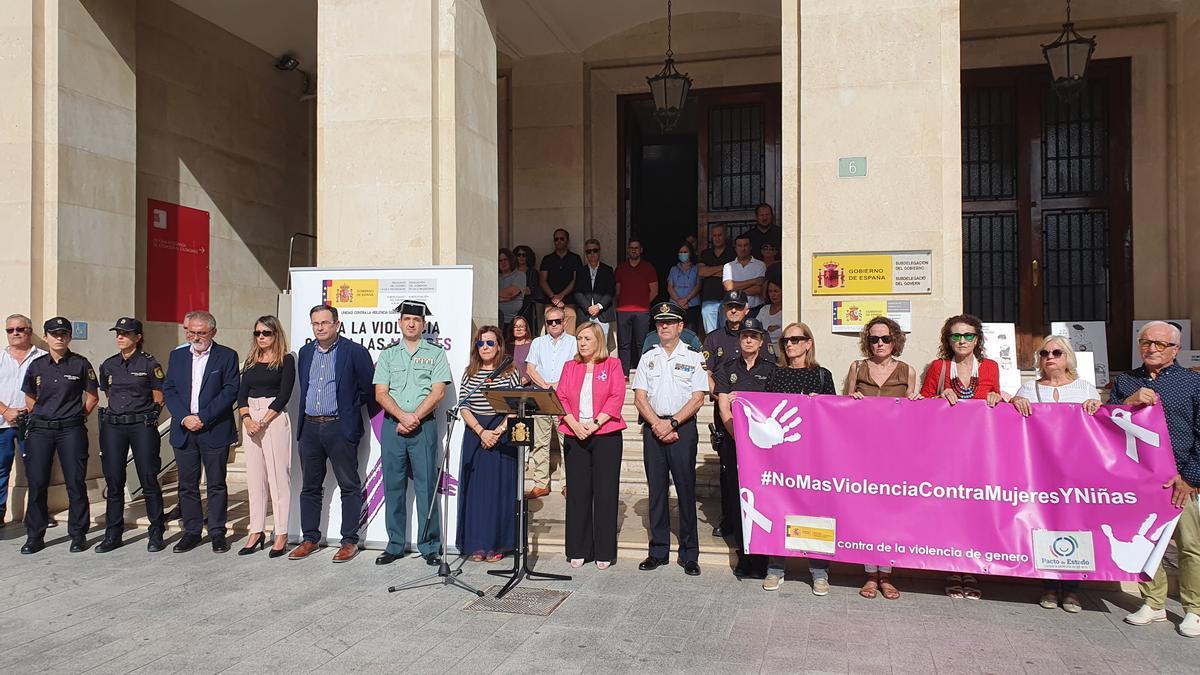 Minuto de silencio en la Subdelegación del Gobierno en Alicante.