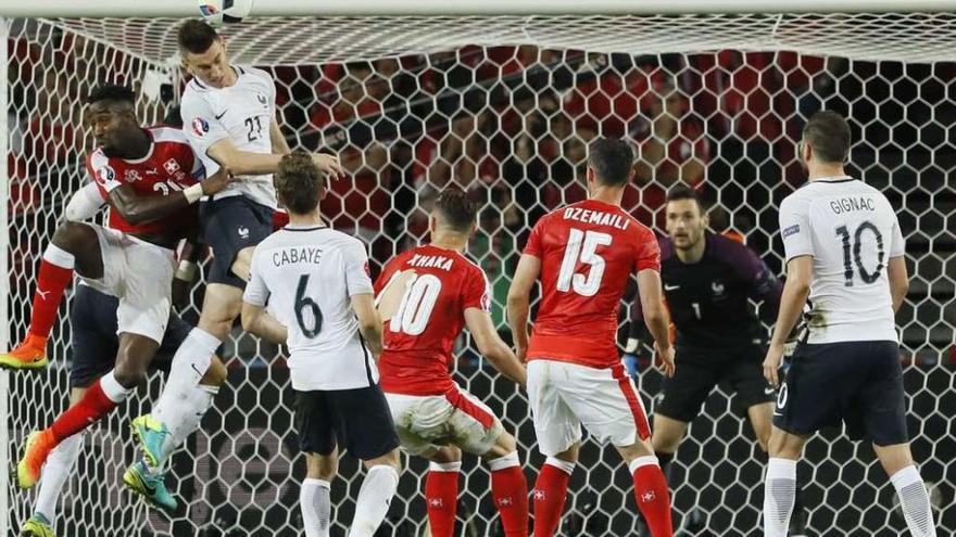 El francés Laurent Koscielny despeja un balón en una acción de ataque de Suiza contra la portería de Francia, anoche en Lille. // Reuters