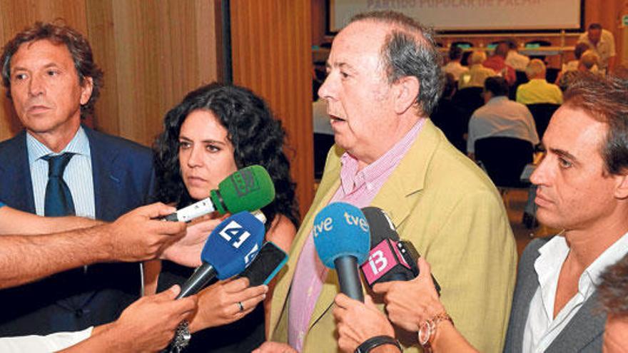 Mateo Isern, Sandra Fernández, José María Rodríguez y Álvaro Gijón, antes de la asamblea del PP de Palma.