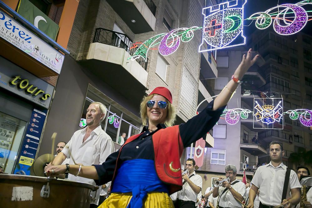 Distintos momentos de la Entrada mora que las tropas de la media luna protagonizaron ayer por las calles de Callosa d´en Sarrià.