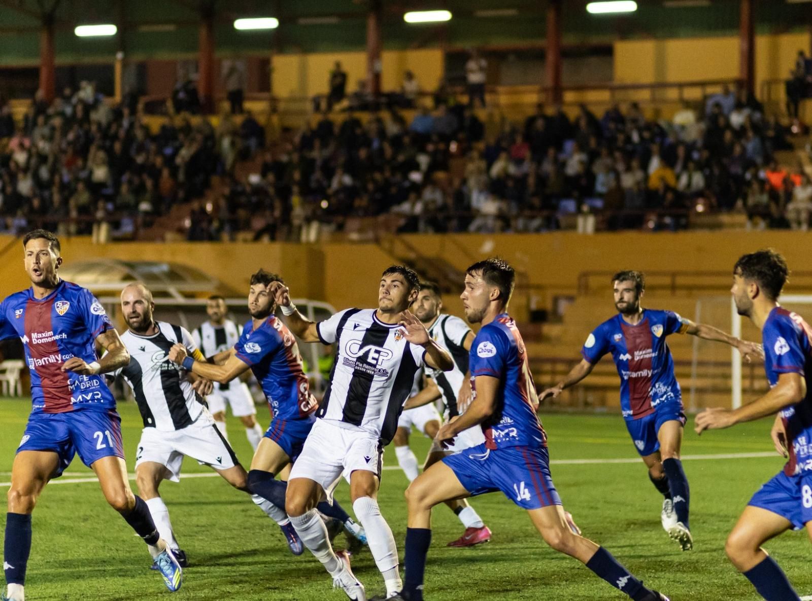 Un lance del derbi comarcal disputado el miércoles en el campo de Venècia que se llevaron los de Iñaki Rodríguez.