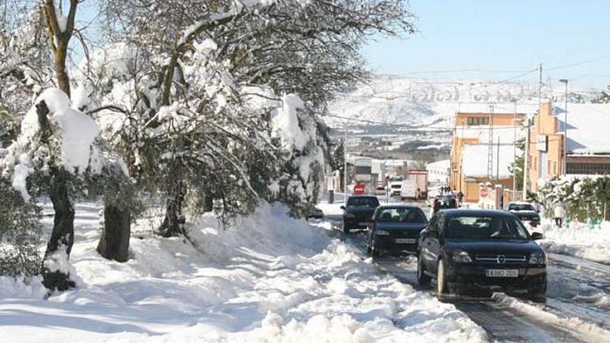 Los coches circulan por la carretera nevada en Banyeres