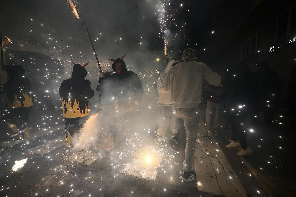 Galería: El correfocs de Dimonis de la Plana recorre las calles de Castelló