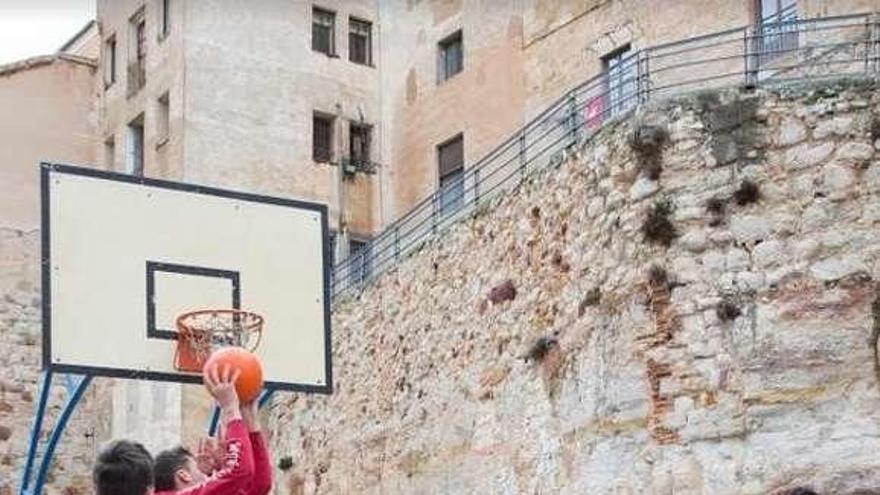 Un grupo de alumnos juega en el patio del centro.