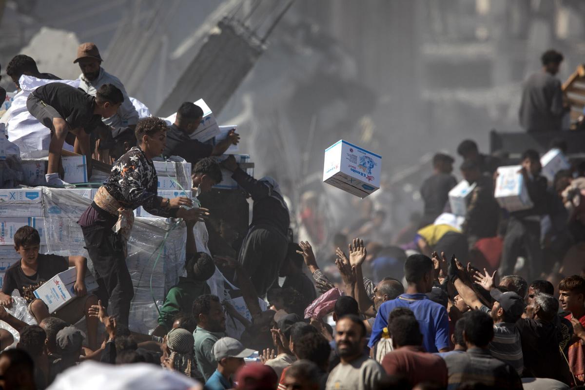 Camiones con ayuda humanitaria llegan a Jan Yunis.
